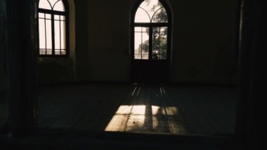 Pencere. Güneş ışınları odadaki eski pencereden parlıyor..