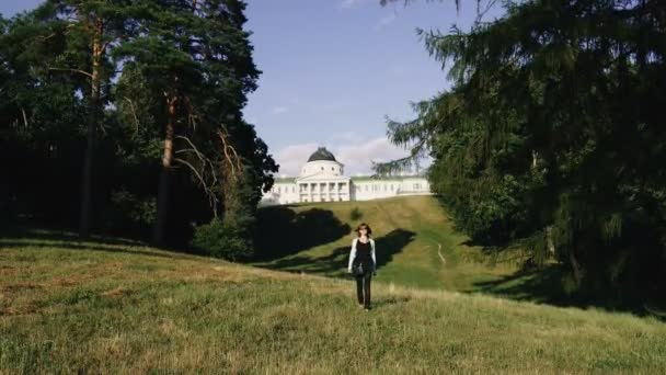 Viagem Menina Caminha Pelo Palácio Pela Área Parque Kachanovka Ucrânia — Vídeo de Stock