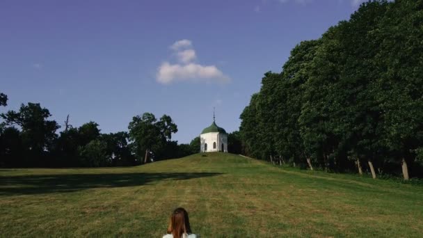 女孩走过宫殿和公园区 卡恰诺夫卡乌克兰 — 图库视频影像
