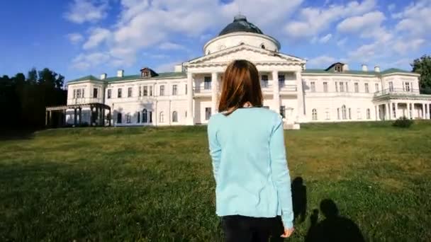 Путешествие Девушка Гуляет Дворцу Парку Качановка Украина — стоковое видео