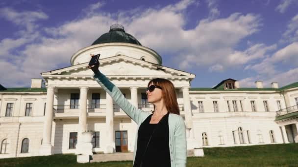 Селфі Мобільному Телефоні Дівчина Знімає Себе Фоні Історичного Палацу — стокове відео