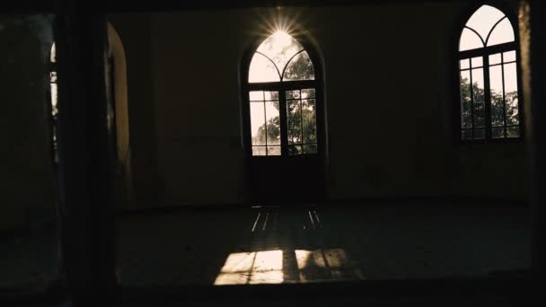 ウィンドウ 太陽の光が部屋の古い窓から輝く — ストック動画