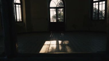 Pencere. Güneş ışınları odadaki eski pencereden parlıyor..