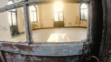 Pencere. Güneş ışınları odadaki eski pencereden parlıyor..