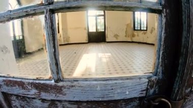 Pencere. Güneş ışınları odadaki eski pencereden parlıyor..