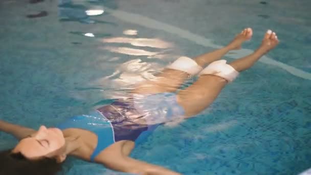 Pool Girl Lying Her Back Water Pool — Stock Video