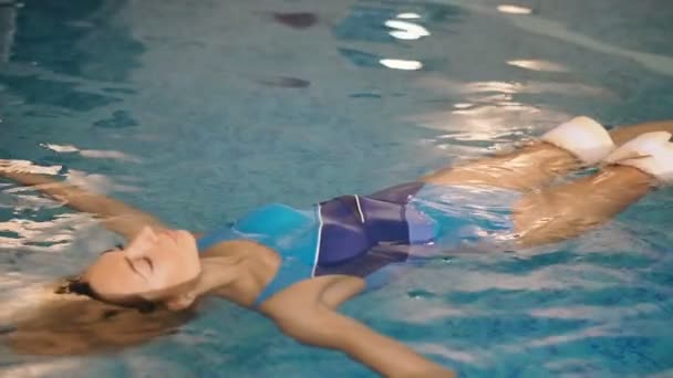 Piscina Ragazza Sdraiata Sulla Schiena Sull Acqua Piscina — Video Stock