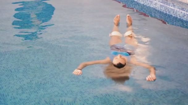 Bazén Dívka Ležela Zádech Vodě Bazénu — Stock video