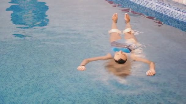 Piscina Menina Deitada Costas Água Piscina — Vídeo de Stock