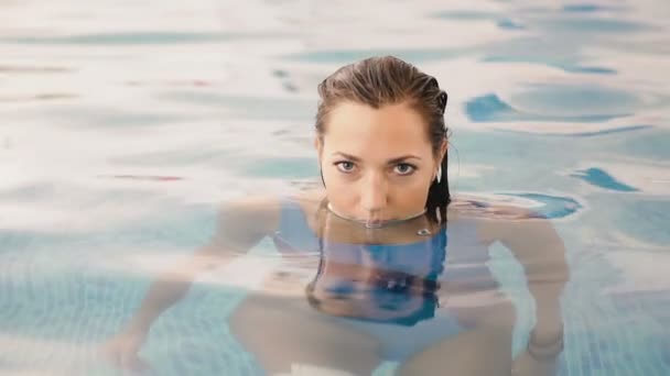 Zwembad Portret Van Een Glimlachend Meisje Dat Uit Het Zwembad — Stockvideo