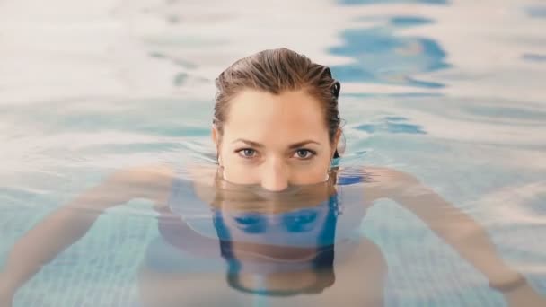 Pool Porträtt Leende Flicka Som Kommer Poolen — Stockvideo