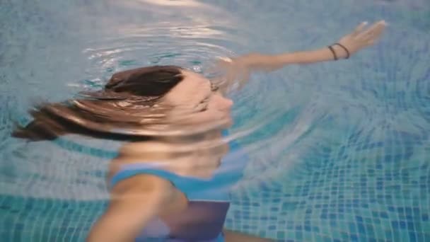 一个微笑的女孩从游泳池里出来的肖像 — 图库视频影像