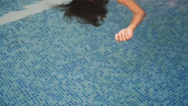 女孩躺在游泳池的水面上 — 图库视频影像