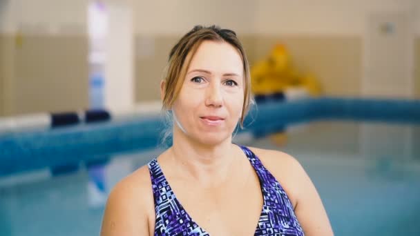 Pool Portrait Swimming Coach Woman Watsu Master — Stock Video
