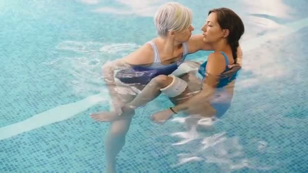 Watsu 의학의 따뜻한 물에서치료의 마스터 와츠는 소녀를위한 세션을 — 비디오