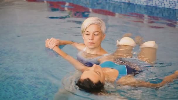 Watsu 의학의 따뜻한 물에서치료의 마스터 와츠는 소녀를위한 세션을 — 비디오