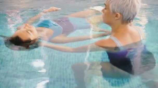 沃特苏替代医学的方向 温水治疗的形式 渡口大师为一位年轻女孩进行治疗 — 图库视频影像