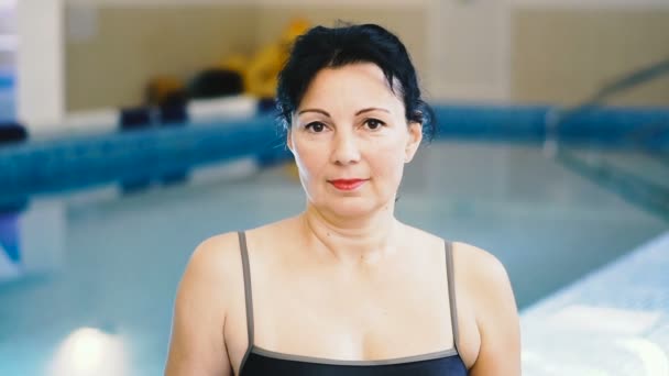 Piscina Retrato Una Mujer Traje Baño Contra Telón Fondo Piscina — Vídeos de Stock