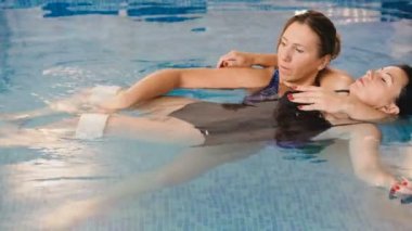 Watsu. Alternatif tıbbın yönü, ılık suda tedavi şekli. Master Watsu bir kadın için bir terapi oturumu yürütmektedir. 