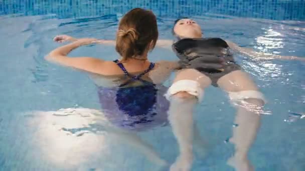 Watsu 의학의 따뜻한 물에서치료의 마스터 와츠는 여성을위한 세션을 — 비디오