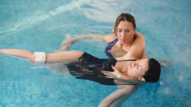 沃特苏替代医学的方向 温水治疗的形式 渡口大师为一位女性进行治疗 — 图库视频影像