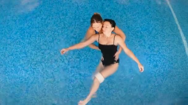 Watsu 의학의 따뜻한 물에서치료의 마스터 와츠는 여성을위한 세션을 실시합니다 위에서 — 비디오
