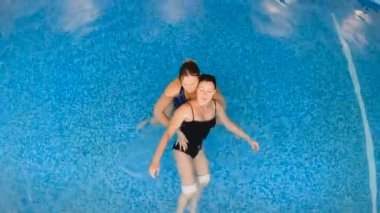 Video düzenleme. Watsu. Alternatif tıbbın yönü, ılık suda tedavi şekli. Master Watsu bir kadın için bir terapi oturumu yürütmektedir. 