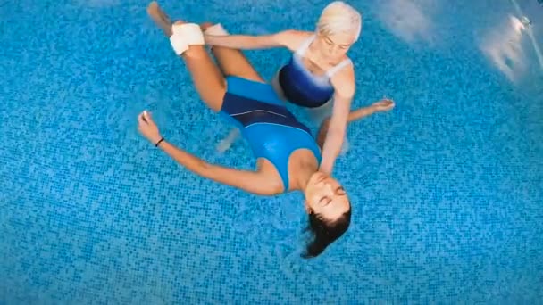 비디오 Watsu 의학의 따뜻한 물에서치료의 마스터 와츠는 소녀를위한 세션을 — 비디오