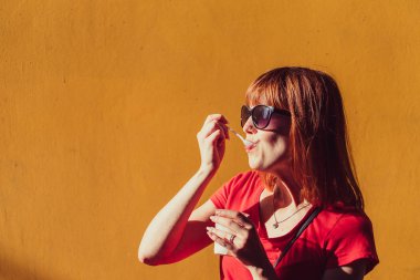 Dondurma. Kız dondurma yiyor.