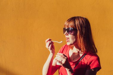 Dondurma. Kız dondurma yiyor.