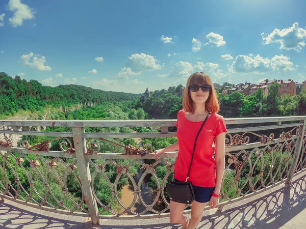 Jeune Fille Est Photographiée Sur Fond Château Vieux Château Kamyanets — Photo