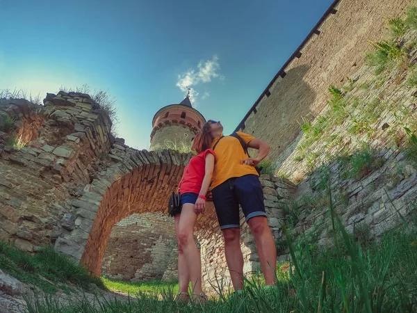 Les touristes prennent un selfie. Arc antique. Arc avec pierre. Kamenetz - — Photo