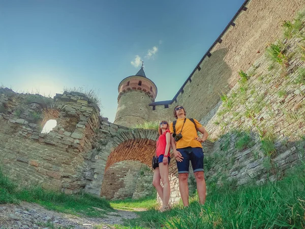 Los turistas se toman una selfie. Arco antiguo. Arco con piedra. Kamenetz. - — Foto de Stock