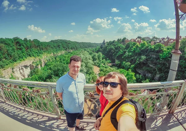 Os turistas tiram uma selfie. O castelo velho de Kamyanets-Podilsky é — Fotografia de Stock