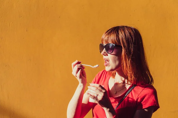 Мороженое Девушка ест мороженое — стоковое фото