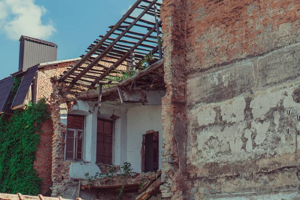 Hausruine. Die Mauer hat sich vom Wohnhaus entfernt — Stockfoto