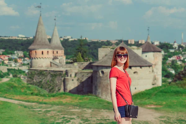 Das Mädchen wird vor dem Hintergrund des Schlosses fotografiert. Nein. — Stockfoto