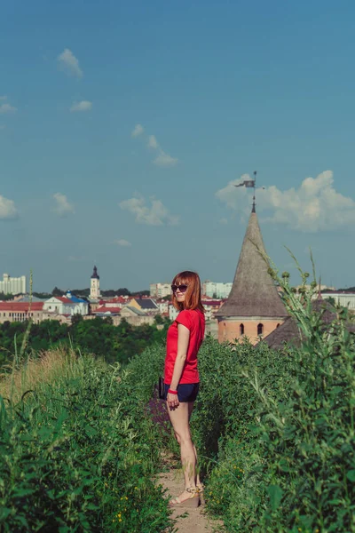 La ragazza viene fotografata sullo sfondo del castello. T — Foto Stock