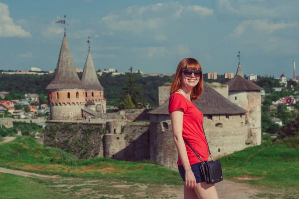 La jeune fille est photographiée sur le fond du château. T — Photo