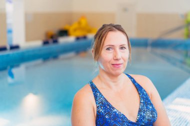 Havuzu. Bir yüzme koçu kadın ve bir Watsu Master portresi