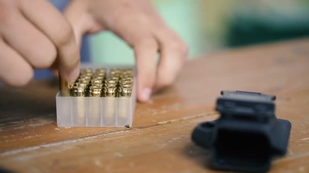 Pistola Las Manos Cargan Una Pistola Combate Para Disparar — Vídeo de stock