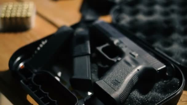Πιστόλι Χέρια Φορτώνουν Ένα Όπλο Μάχης Για Πυροβολήσετε — Αρχείο Βίντεο