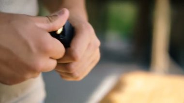Tabanca. Eller ateş için bir savaş tabancası yükleyin