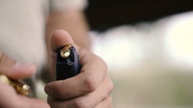 Tabanca. Eller ateş için bir savaş tabancası yükleyin