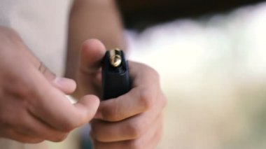 Tabanca. Eller ateş için bir savaş tabancası yükleyin