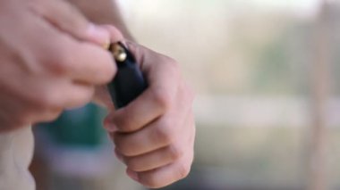 Tabanca. Eller ateş için bir savaş tabancası yükleyin