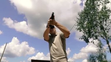 Çekim. Bir adam atış poligonunda tabancayla taktik atış yapıyor..