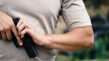 Atış. Bir tabanca yavaş çekim