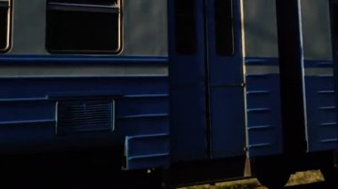 Tren. Eski tren geçiyor. Ukrayna. Kiev.