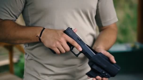 Pistola Mani Caricano Una Pistola Combattimento Sparare — Video Stock